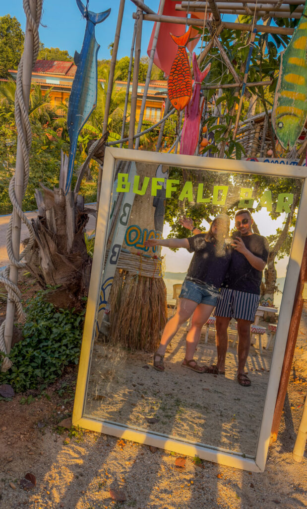 Selfie-Rahmen der Buffalo Bar auf Koh Yao Noi – beliebte Beachbar für den Sundowner in Thailand