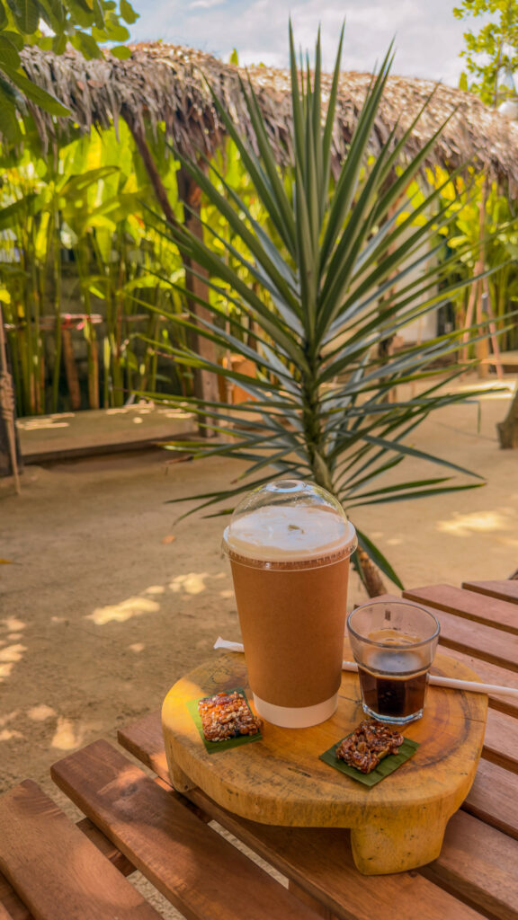 Kaffee und Espresso in einem gemütlichen Cafe auf Koh Yao Noi mit tropischem Garten, Thailand