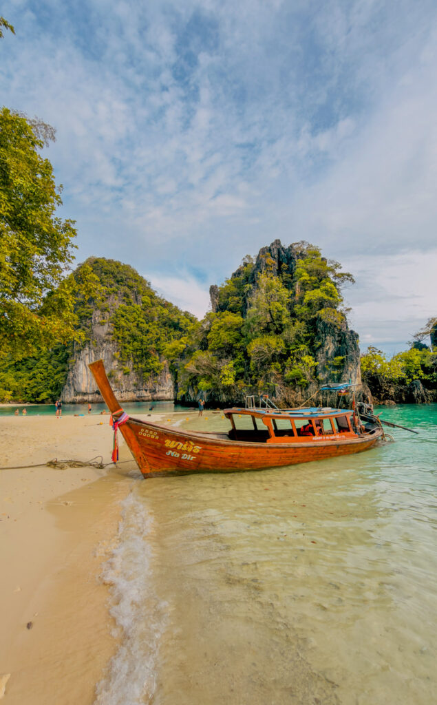 Longtailboot am Strand von Koh Hong
