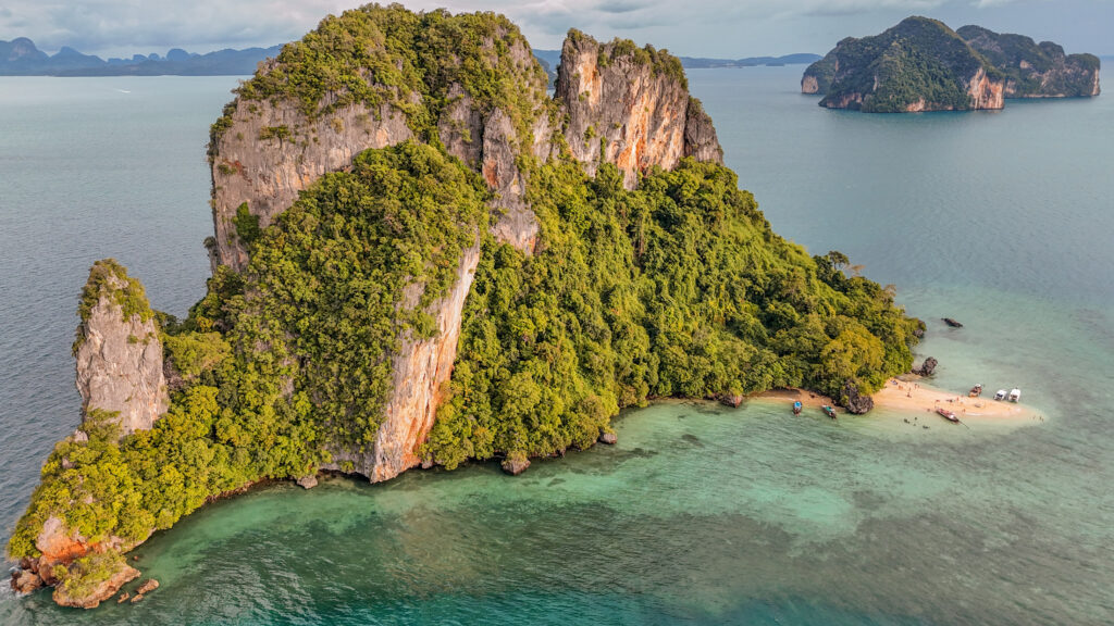 Drohnenaufnahme der Rai Island mit imposanten Kalksteinfelsen und türkisem Wasser, Thailand