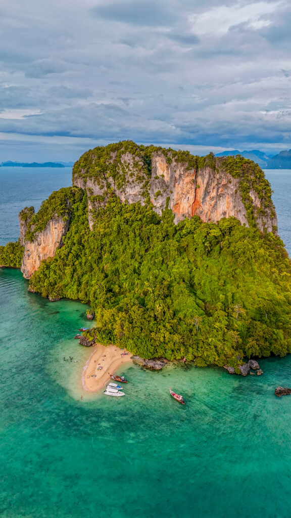 Luftaufnahme einer Koh Hong Insel mit weissem Sandstrand, Longtailbooten und türkisem Meer in Thailand