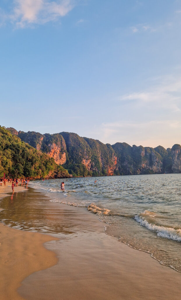 Die Felsenkulisse am Strand von Ao Nang